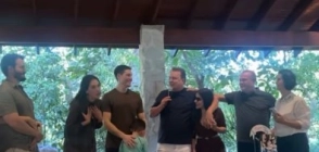 Max prestigia aniversário de filho de WF