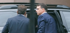 Flávio Bolsonaro (PL) visitou na manhã desta terça-feira (13) o pai, o ex-presidente Jair Bolsonaro