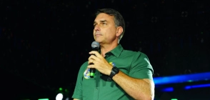 Voo com Flávio Bolsonaro e família deixa Equador rumo aos Estados Unidos