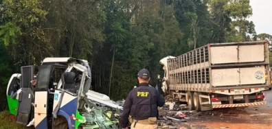 Acidente entre micro-ônibus e carreta deixa 23 mortos no Paraná