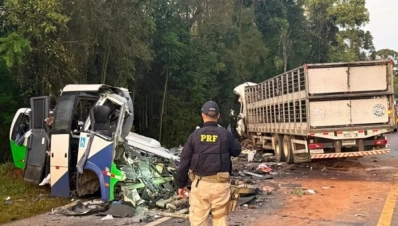 Acidente entre micro-ônibus e carreta deixa 23 mortos no Paraná