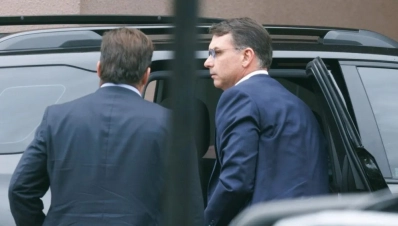 Flávio Bolsonaro (PL) visitou na manhã desta terça-feira (13) o pai, o ex-presidente Jair Bolsonaro