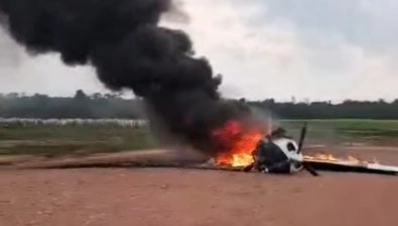 Avião faz pouso forçado e pega fogo em fazenda em MT