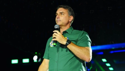 Voo com Flávio Bolsonaro e família deixa Equador rumo aos Estados Unidos
